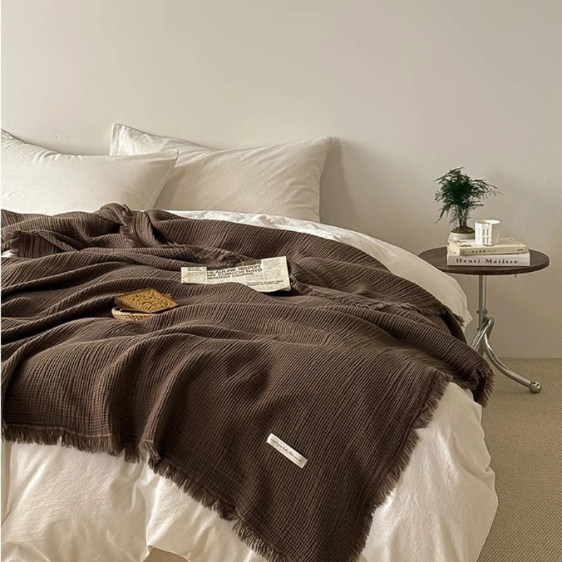 Cobertor de gaze 100% algodão com franjas sobre a cama, cor marrom