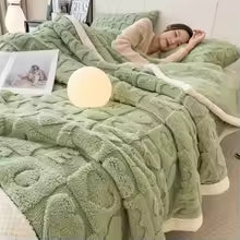Cobertor de pelúcia com corações e letras em relevo sobre a cama, cor verde