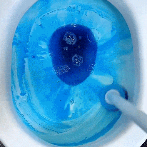 Refil descartável formando espuma azul ao limpar o vaso sanitário