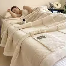 Cobertor sherpa grosso quadriculado sobre a cama, cor creme