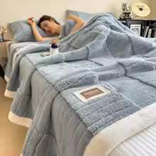 Cobertor sherpa grosso quadriculado sobre a cama, cor azul