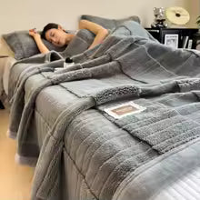 Cobertor sherpa grosso quadriculado sobre a cama, cor cinza escuro