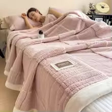 Cobertor sherpa grosso quadriculado sobre a cama, cor rosa