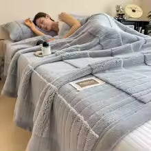 Cobertor sherpa grosso quadriculado sobre a cama, cor cinza claro