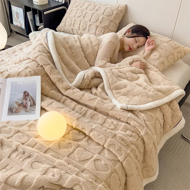 Cobertor de pelúcia com corações e letras em relevo sobre a cama, cor cáqui