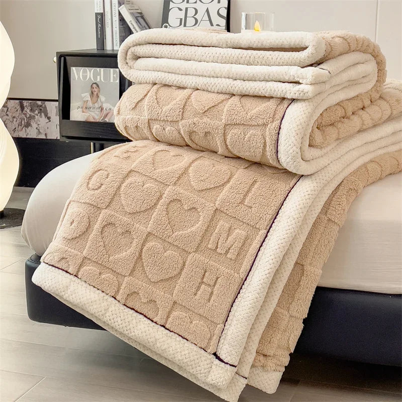 Cobertor de pelúcia com corações e letras em relevo sobre a cama