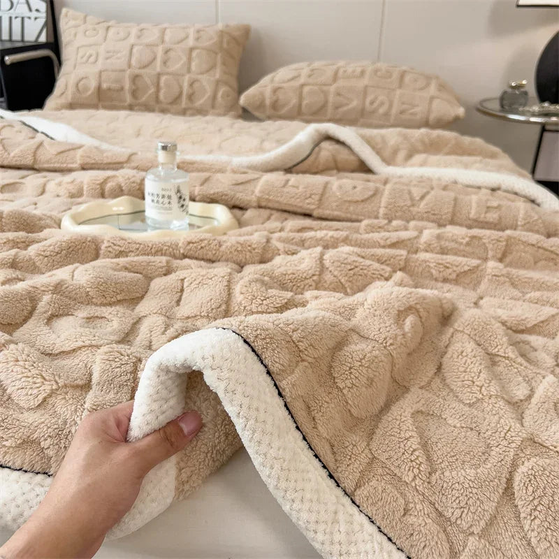 Cobertor de pelúcia com corações e letras em relevo sobre a cama