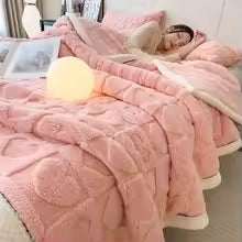 Cobertor de pelúcia com corações e letras em relevo sobre a cama, cor rosa