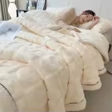 Cobertor de pelúcia com corações e letras em relevo sobre a cama, cor branco
