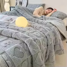 Cobertor de pelúcia com corações e letras em relevo sobre a cama, cor cinza azulado
