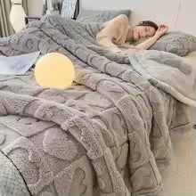 Cobertor de pelúcia com corações e letras em relevo sobre a cama, cor cinza