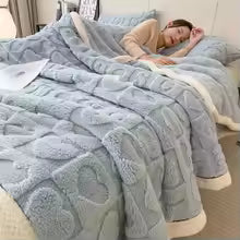 Cobertor de pelúcia com corações e letras em relevo sobre a cama, cor azul