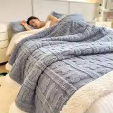 Cobertor de pelúcia com tranças em relevo e verso sherpa, cor azul