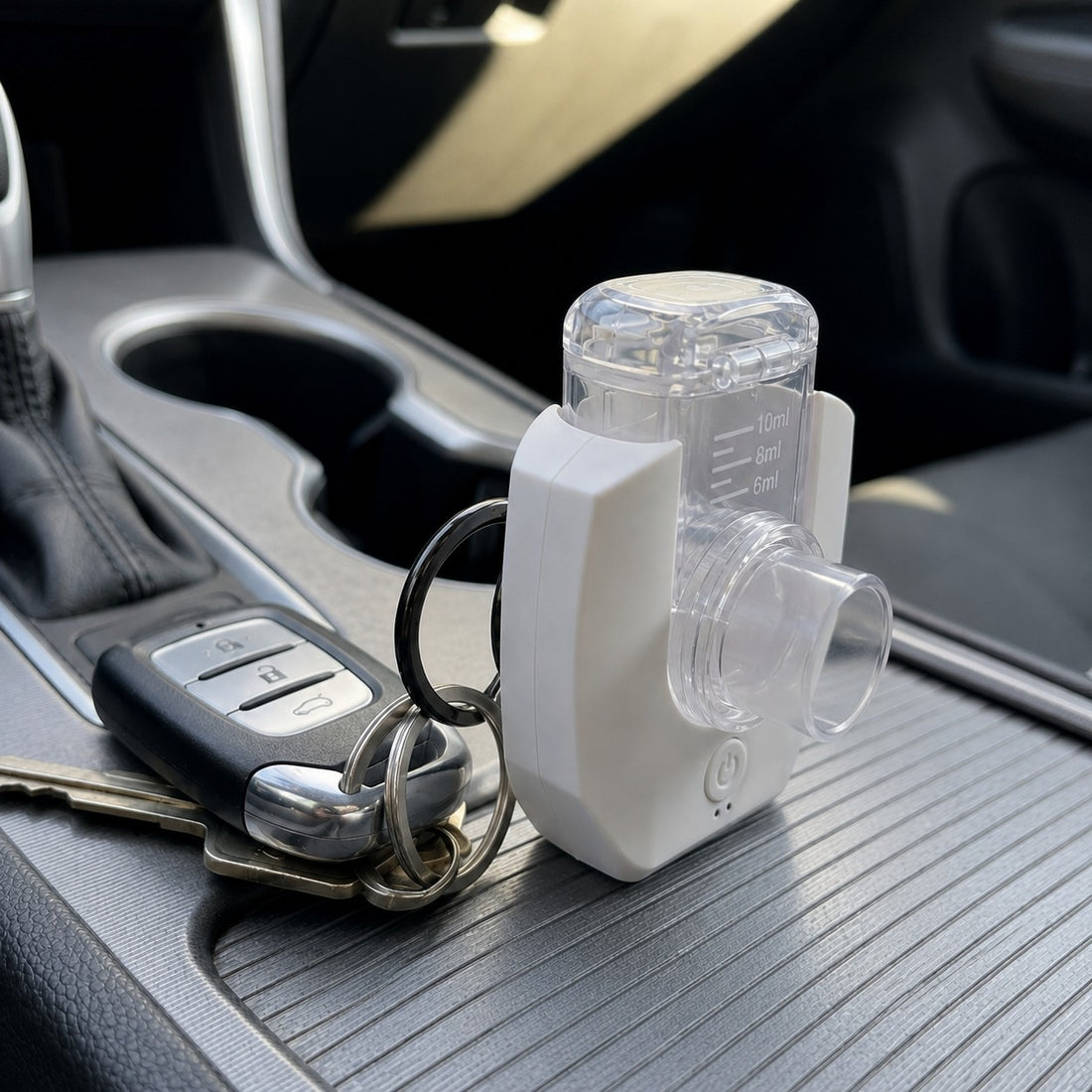 Nebulizador portátil preso ao chaveiro no console do carro