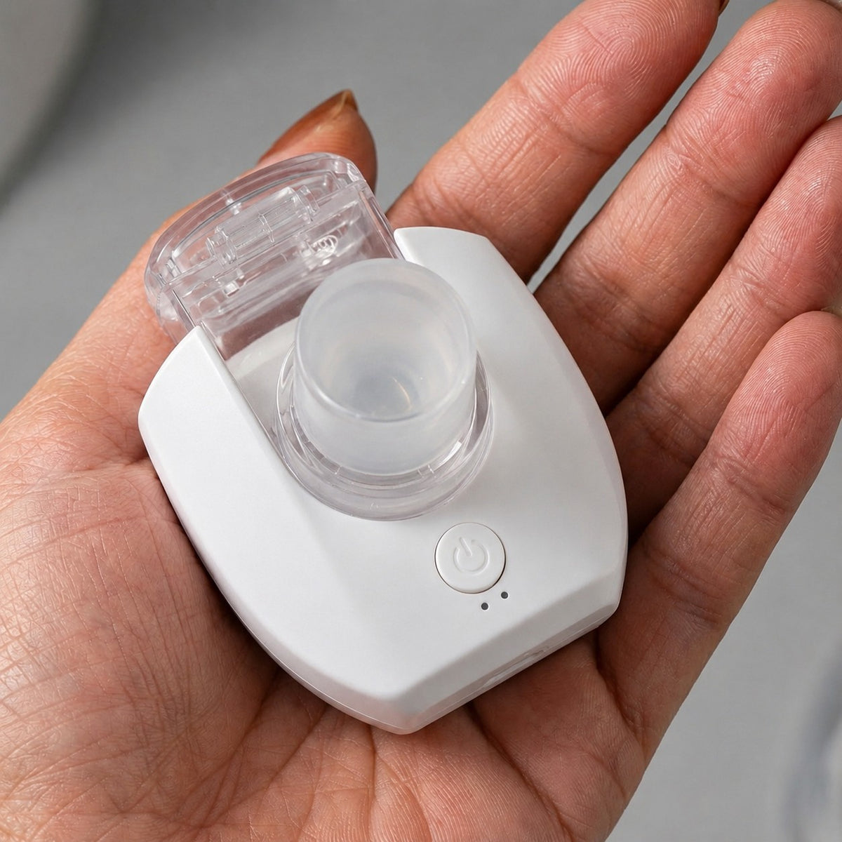 Nebulizador portátil ultrassônico branco na palma da mão